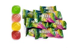 HALLS – Карамель леденцовая COLORS АССОРТИ в инд.уп. по 25шт. в пачке, в коробке 20 пачек
